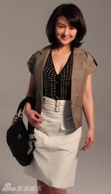 幻灯图：郑亦桐最新写真 化身知性典雅职场丽人 