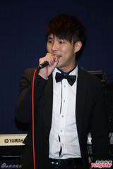 组图：陈威全情人节开唱 张芸京现身站台