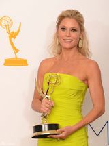 组图：艾美奖后台 茱莉-鲍温捧奖杯乐不思蜀