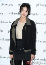 组图：韩星成宥利具荷拉等为化妆品牌站台