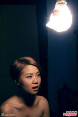 组图：卢凯彤拍《圆滑》MV遭面膜浆封耳鼻