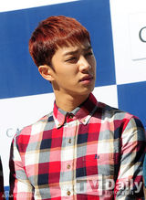 组图：BEAST出席粉丝签名会休闲装显亲和