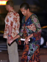 高清组图：奥巴马夏威夷过圣诞 夫妻着装亲民受欢迎