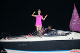 组图：蔡依林抖长腿站游艇 与歌迷出海开音乐趴