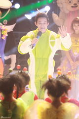 组图：何炅谢娜再现大风车经典 蔡妍模仿李玟