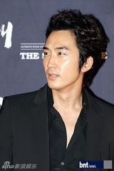 组图：李秉宪韩孝珠等亮相《光海》红毯秀