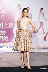 高清组图：凯渥梦幻之星身穿热裤大秀修长美腿