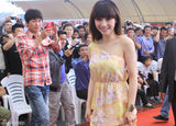 组图：柳岩亮相车展 花色长裙小露香肩