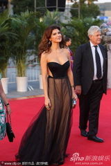 组图：白人女星妖娆亮相 豪乳蛮腰展露无遗