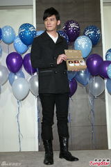 组图：温升豪35岁生日圆歌手梦 唱新歌回馈歌迷