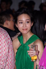 组图：张钧甯出席时尚活动否认与赵又廷绯闻