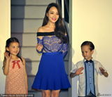 组图：辣妈李小璐秀丰满上围 骑木马拒走光