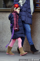 组图：凯蒂戴绒毛耳罩扮嫩 小苏瑞撅嘴成不爽妹