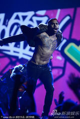 组图：美国公告牌音乐奖 克里斯-布朗赤身秀纹身