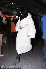 组图：王菲裹大棉服独自现身 黑超帅气