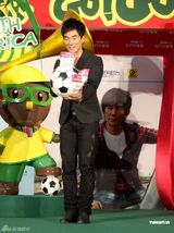 高清图：任贤齐和歌迷玩球 闪避为防看到对方走光