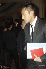 组图：汪小菲现身避谈大S近况 恬妞性感