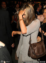 组图：安妮斯顿素颜亮相 秀鸽子蛋婚期将近