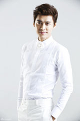 组图：李易峰简约风写真 显纯真儒雅气质
