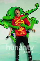 组图：银赫晟敏大本营互掐 圭贤何炅玩公主抱