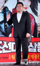 组图：河智苑等宣传《美女三剑客》 姜艺媛裸背