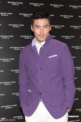 组图：林志玲长裙亮相否认整容 胡兵做电影监制