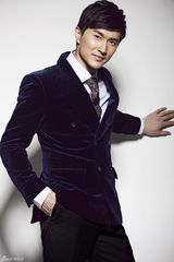 组图：陆昱霖儒雅写真 西装革履秀熟男潮范儿