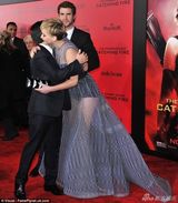 组图：劳伦斯紧身黑衣透视裙宣传大腿粗壮