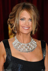 高清组图：凯思-爱尔兰亮相红毯大项链珠光宝气