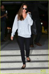 组图：朱莉便装黑超赴情人节 12岁儿子提大包