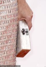 组图：女星茱莉亚-路易斯抹胸礼服亮相艾美红毯