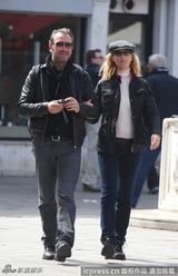 组图：杜雅尔丹携妻度假威尼斯 街头牵手热吻秀恩爱