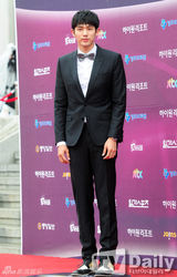 组图：百想红毯朴有天帅气 女星主打黑裙秀性感
