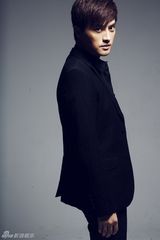 组图：刘晓虎魅力型男气质写真 眼神清澈率性十足