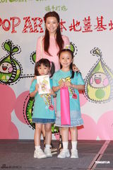 组图：邓丽欣出席活动粉色长裙显娇俏