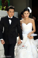 幻灯图：张东健高小英婚礼现场 夫妇亮相甜蜜亲吻 