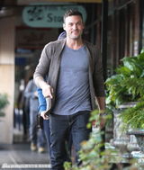 组图：梅根福克斯与老公甜蜜逛街 熊扑怀中翘臀诱人  