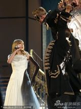 组图：斯威夫特获最受欢迎乡村女歌手 秀修长美腿