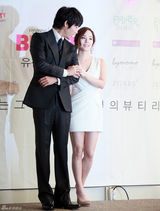 高清组图：韩星柳真结婚记者会 与老公甜蜜大秀恩爱