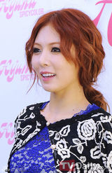 组图：4minute泫雅自推时装品牌 蕾丝短裙性感抢眼