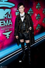 组图：女星扯裙露胸抢镜 水果姐绿裙保守