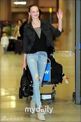 组图：加拿大名模希瑟马克斯访韩深V网纹装性感