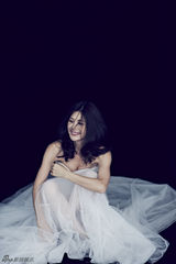 组图：童蕾浪漫婚纱写真 甜蜜笑容幸福小女人