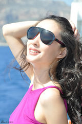 组图：王丽坤写真秀雪肌 慵懒优雅意式情调