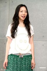 幻灯组图：万芳五年后发新专辑 着绿色长裙春意盎然