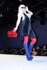 组图：吉米穿连衣裙风骚走秀 用穷时尚引导潮流