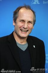 高清：《嗜睡病》媒体发布会 简妮-席丽获导演护花