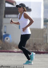 组图：伊娃背心紧身裤亮相 跑步锻炼秀身材