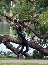 组图：邦臣一家公园散步 背小女儿上演人猿泰山