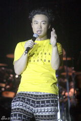 幻灯组图：陈奕迅上海连唱3晚 不以造型为卖点 